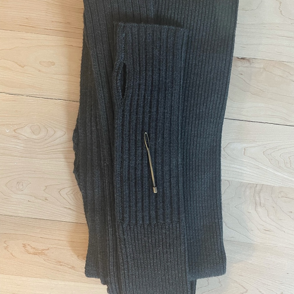 Convertible sleeve shrug 100% merino wool. Size small